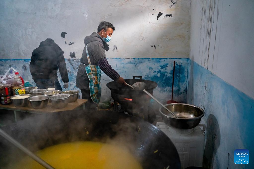 Villagers from nearby villages volunteer to cook at a temporary shelter in Liangshui Village of Tangfang Town, Zhenxiong County, southwest China's Yunnan Province, Jan. 24, 2024. The death toll from a landslide that struck a mountainous village in southwest China's Yunnan Province on Monday had climbed to 34 as of 5 p.m. Wednesday, local authorities said.(Photo: Xinhua)