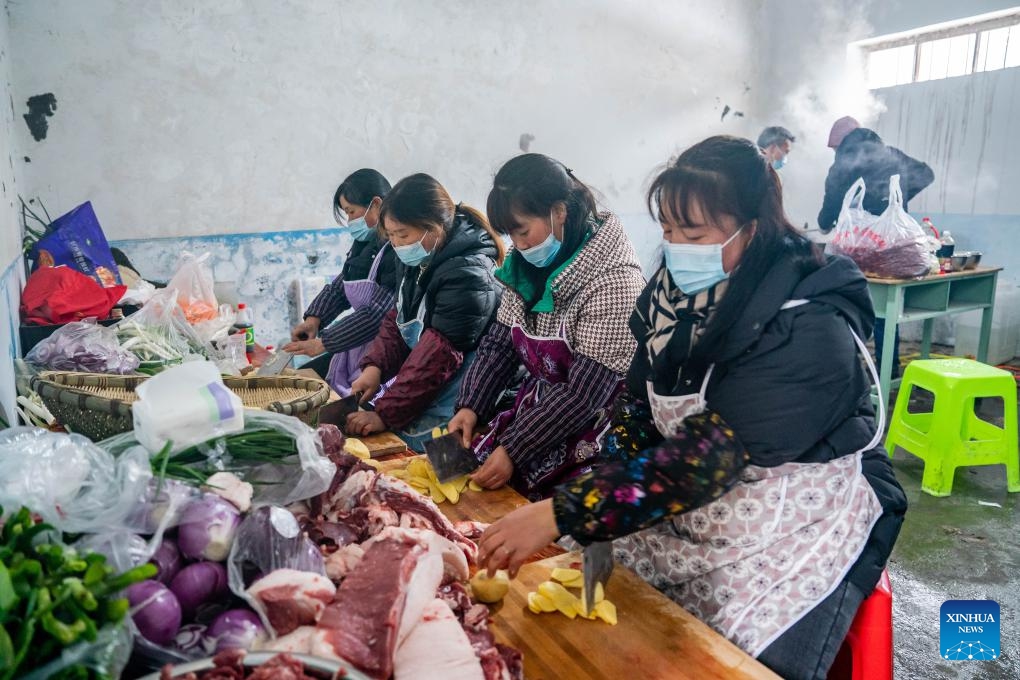 Villagers from nearby villages volunteer to cook at a temporary shelter in Liangshui Village of Tangfang Town, Zhenxiong County, southwest China's Yunnan Province, Jan. 24, 2024. The death toll from a landslide that struck a mountainous village in southwest China's Yunnan Province on Monday had climbed to 34 as of 5 p.m. Wednesday, local authorities said.(Photo: Xinhua)