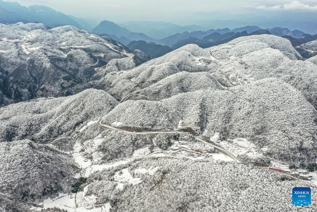 An aerial drone photo taken on Jan. 24, 2024 shows snow scenery at a section of the Wushan Mountain in Zhuxian Town of Wushan County, southwest China's Chongqing.(Photo: Xinhua)