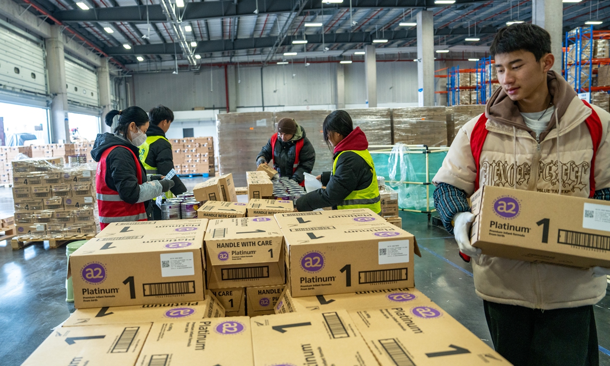 Workers process, pack and load bags at a warehouse in Jinhua, East China's Zhejiang Province on January 26, 2024. Demands for special purchases for the Spring Festival have boomed in recent days, ahead of the upcoming eight-day holidays that start from February 10. Photo: IC