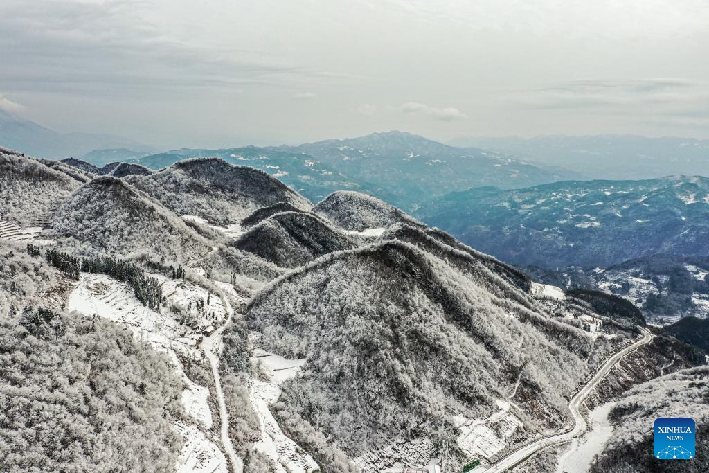 An aerial drone photo taken on Jan. 24, 2024 shows snow scenery at a section of the Wushan Mountain in Zhuxian Town of Wushan County, southwest China's Chongqing.(Photo: Xinhua)