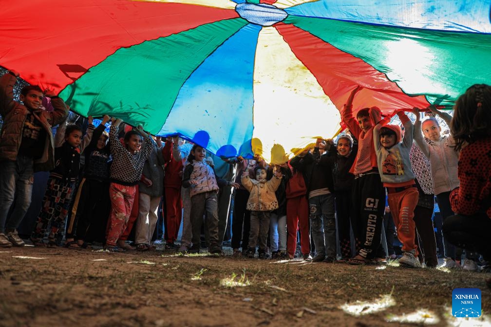 Children take part in activities organized by local volunteers at a school in the southern Gaza Strip city of Rafah, Jan. 24, 2024.(Photo: Xinhua)