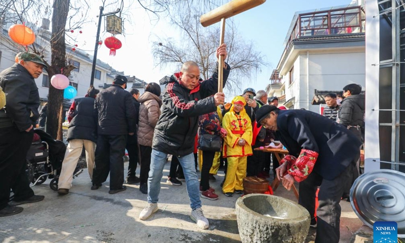 A man makes maci, a local snack made from sticky rice, during a Chinese New Year culture festival in Lianhua Town of Jiande City, east China's Zhejiang Province, Jan. 28, 2024. A culture festival celebrating the upcoming Chinese New Year is held in Lianhua Town on Sunday. Tourists enjoyed watching traditional performances while having delicacies at a large open-air banquet consisted of 100 tables amid a bustling and festive atmosphere. (Xinhua/Xu Yu)