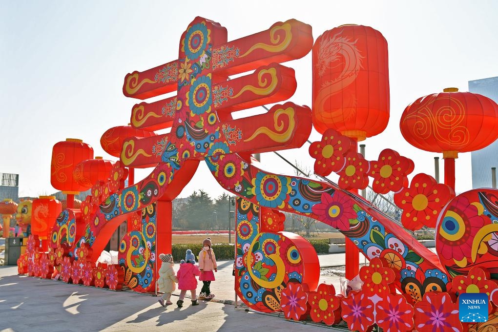 Children watch festive lanterns at a plaza in Yantai, east China's Shandong Province, Jan. 28, 2024. Festive decorations are seen across the country as the Spring Festival approaches.(Photo: Xinhua)