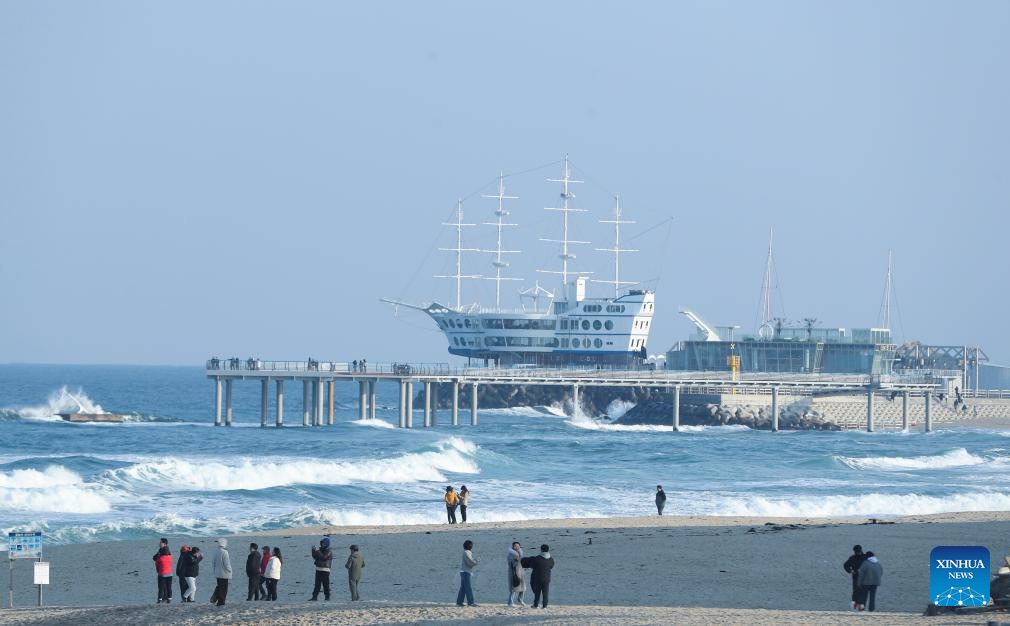 This photo taken on Jan. 28, 2024 shows a seaside scenery near Jeongdongjin, Gangneung in South Korea's eastern Gangwon Province. Boasting beautiful sceneries and a long history, Gangneung is a noted tourist destination in South Korea and one of the hosting cities of the 2018 PyeongChang Winter Olympics and the Gangwon 2024 Winter Youth Olympic Games.(Photo: Xinhua)