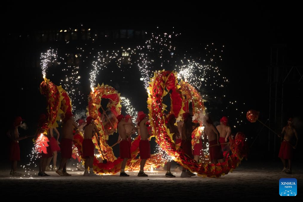 Actors perform a fire dragon dance in a shower of molten iron at the Volga Manor in Harbin, northeast China's Heilongjiang Province on Jan. 29, 2024. As the final stop of a perform tour which started from Tongliang District of Chongqing Municipality to greet the upcoming Spring Festival, actors of the Tongliang Dragon Dance team staged a grand fire dragon dance show for tourists here on Monday.(Photo: Xinhua)