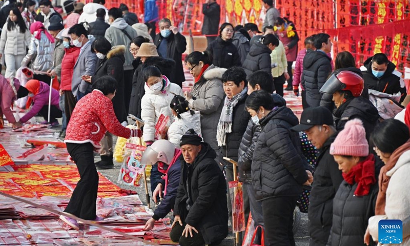 People select products at the Poli Market in Qingdao Xihai'an (West Coast) New Area in Qingdao, east China's Shandong Province, Jan. 29, 2024. With a history of more than 300 years, the Poli Market is a local intangible cultural heritage and one of the biggest traditional markets in eastern Shandong Province. As the Spring Festival approaches, many visitors flock to the market for abundant new year decorations, agricultural products, local delicacies and so on.(Photo: Xinhua)