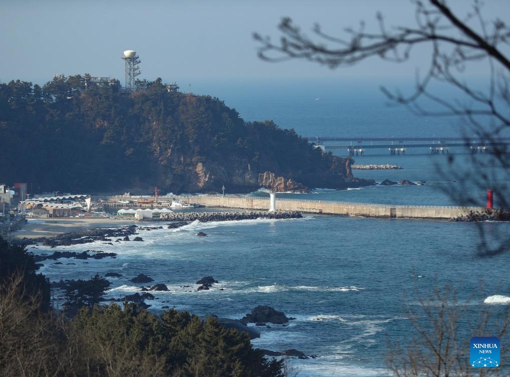 This photo taken on Jan. 28, 2024 shows a seaside scenery near Jeongdongjin, Gangneung in South Korea's eastern Gangwon Province. Boasting beautiful sceneries and a long history, Gangneung is a noted tourist destination in South Korea and one of the hosting cities of the 2018 PyeongChang Winter Olympics and the Gangwon 2024 Winter Youth Olympic Games.(Photo: Xinhua)