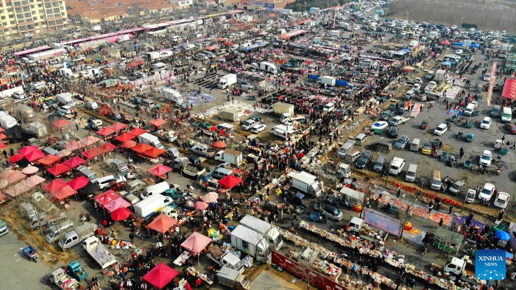 An aerial drone photo taken on Jan. 29, 2024 shows the Poli Market in Qingdao Xihai'an (West Coast) New Area in Qingdao, east China's Shandong Province. With a history of more than 300 years, the Poli Market is a local intangible cultural heritage and one of the biggest traditional markets in eastern Shandong Province. As the Spring Festival approaches, many visitors flock to the market for abundant new year decorations, agricultural products, local delicacies and so on(Photo: Xinhua)