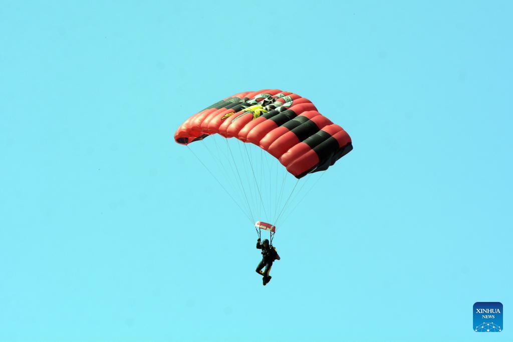 A paratrooper takes part in a rehearsal for Independence Day celebrations in Colombo, Sri Lanka, on Jan. 30, 2024. Four paratroopers suffered minor injuries on Tuesday during rehearsals for Independence Day celebrations, Sri Lanka Air Force (SLAF) spokesman Dushan Wijesinghe said. Sri Lanka will celebrate its 76th Independence Day on Feb. 4.(Photo: Xinhua)