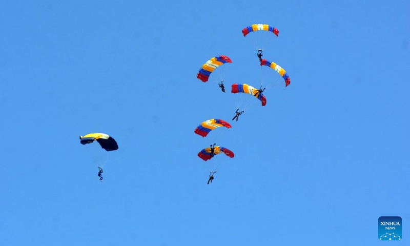 Paratroopers take part in a rehearsal for Independence Day celebrations in Colombo, Sri Lanka, on Jan. 30, 2024. Four paratroopers suffered minor injuries on Tuesday during rehearsals for Independence Day celebrations, Sri Lanka Air Force (SLAF) spokesman Dushan Wijesinghe said. Sri Lanka will celebrate its 76th Independence Day on Feb. 4.(Photo: Xinhua)