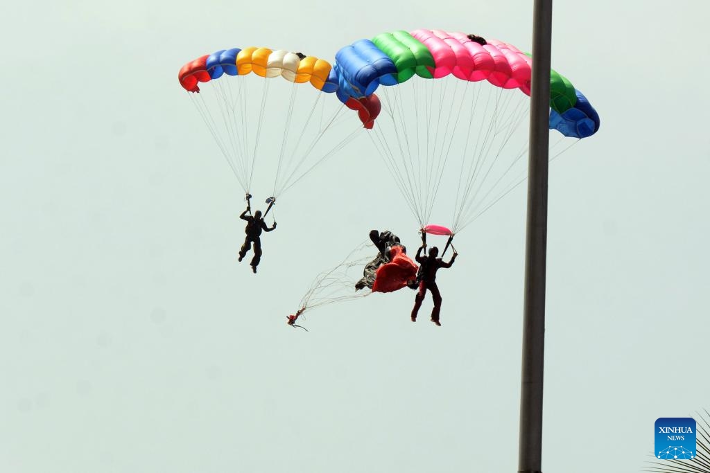 Paratroopers take part in a rehearsal for Independence Day celebrations in Colombo, Sri Lanka, on Jan. 30, 2024. Four paratroopers suffered minor injuries on Tuesday during rehearsals for Independence Day celebrations, Sri Lanka Air Force (SLAF) spokesman Dushan Wijesinghe said. Sri Lanka will celebrate its 76th Independence Day on Feb. 4(Photo: Xinhua)