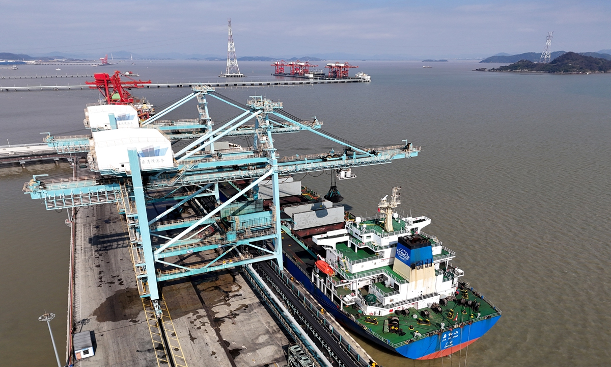 A vessel docks
at a port in
Wenzhou, East
China's Zhejiang
Province on
February 5,
2024. To ensure
the smooth
transportation
of coal for
electricity
supply, local
authorities in
Wenzhou have
stepped up
efforts on coal
transportation
for power
generation.
Photo: VCG