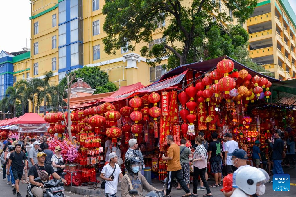 People walk past booths selling Spring Festival decorations at the Chinatown in Jakarta, Indonesia, Feb. 4, 2024. As the Chinese Lunar New Year, or the Spring Festival, approaches, the festive atmosphere gradually permeates the air of the Chinatown and many business districts in Jakarta.(Photo: Xinhua)