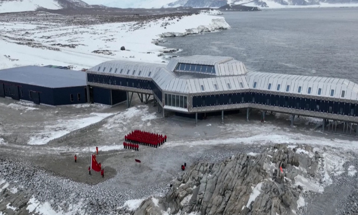 An overhead view shows staff lined up outside Qinling Station, China's fifth research station in Antarctica, which started operation on February 7, 2024. The research facility, on Inexpressible Island in Terra Nova Bay, can accommodate 80 people in summer and 30 in winter, according to media reports. Photo: VCG