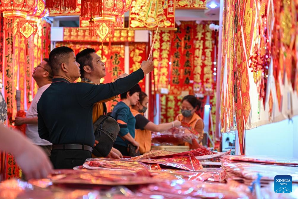 People shop for Spring Festival couplets at a local market for the upcoming Chinese New Year in Haikou, south China's Hainan Province, Feb. 6, 2024.(Photo: Xinhua)