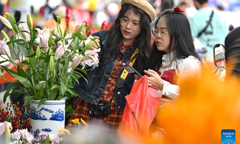 People shop for flowers at a local market for the upcoming Chinese New Year in Haikou, south China's Hainan Province, Feb. 6, 2024.(Photo: Xinhua)