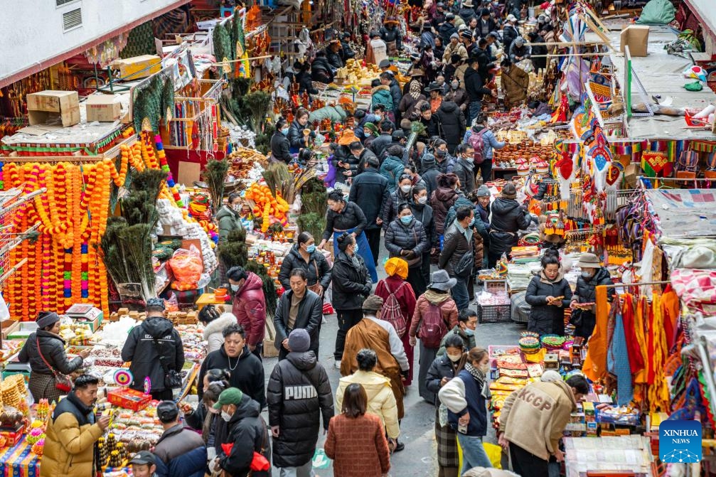 People visit a local market for the upcoming Chinese New Year in Lhasa, southwest China's Xizang Autonomous Region, Feb. 4, 2024.(Photo: Xinhua)