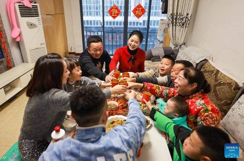 People have a family reunion dinner in Zheng'an County of Zunyi, southwest China's Guizhou Province, Feb. 9, 2024. People across the country enjoy the festive atmosphere with family reunion dinners on the eve of Chinese Lunar New Year on Friday. Photo: Xinhua