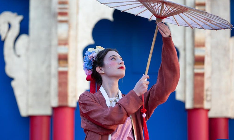 An Italian volunteer displays Hanfu, a style of clothing traditionally worn by the Han people, at Piazza San Marco in Venice, Italy, Feb. 13, 2024. A Chinese costume show was held on Tuesday as a major event of the carnival season. (Photo: Xinhua)