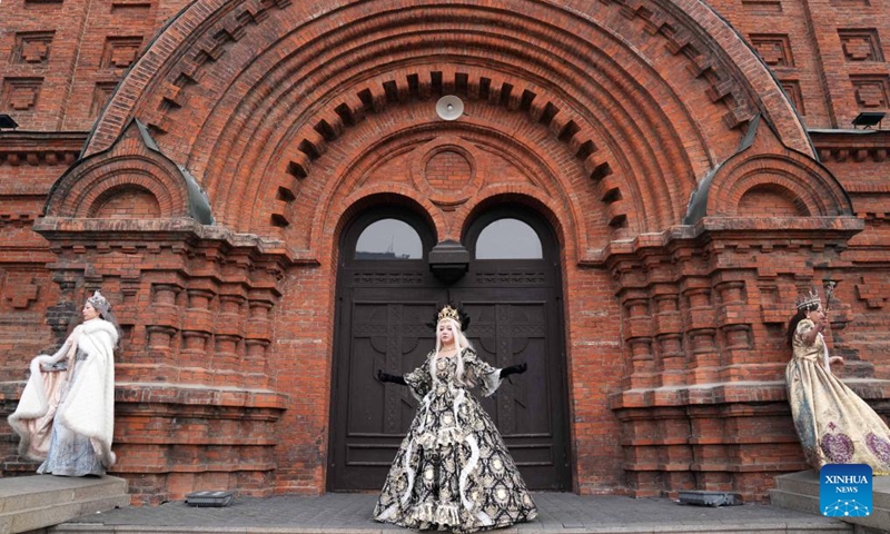 Tourists wearing costumes pose for photos in Harbin, northeast China's Heilongjiang Province, Feb. 16, 2024. In addition to following traditional customs, more and more Chinese people choose to enrich their life by spending the Spring Festival holiday in diversified and original ways. (Photo: Xinhua)