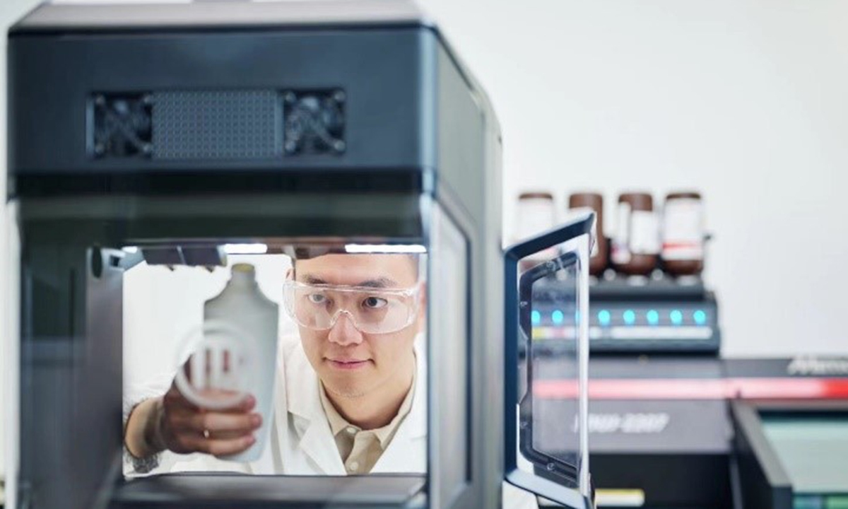Henkel expert leverages 3D printers for rapid prototyping and iteration of product packaging, accelerating the development of innovative projects.