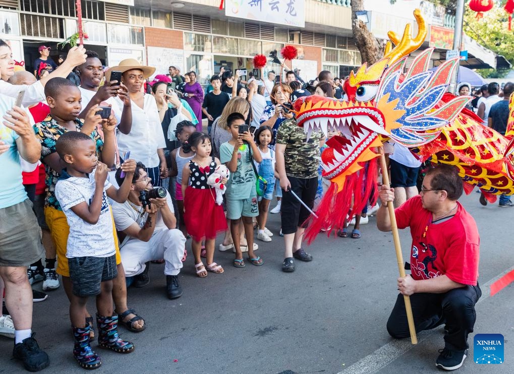 Visitors watch dragon dance at Chinatown in Johannesburg, South Africa, Feb. 17, 2024. A Chinese Lunar New Year Celebration was held here on Saturday.(Photo: Xinhua)