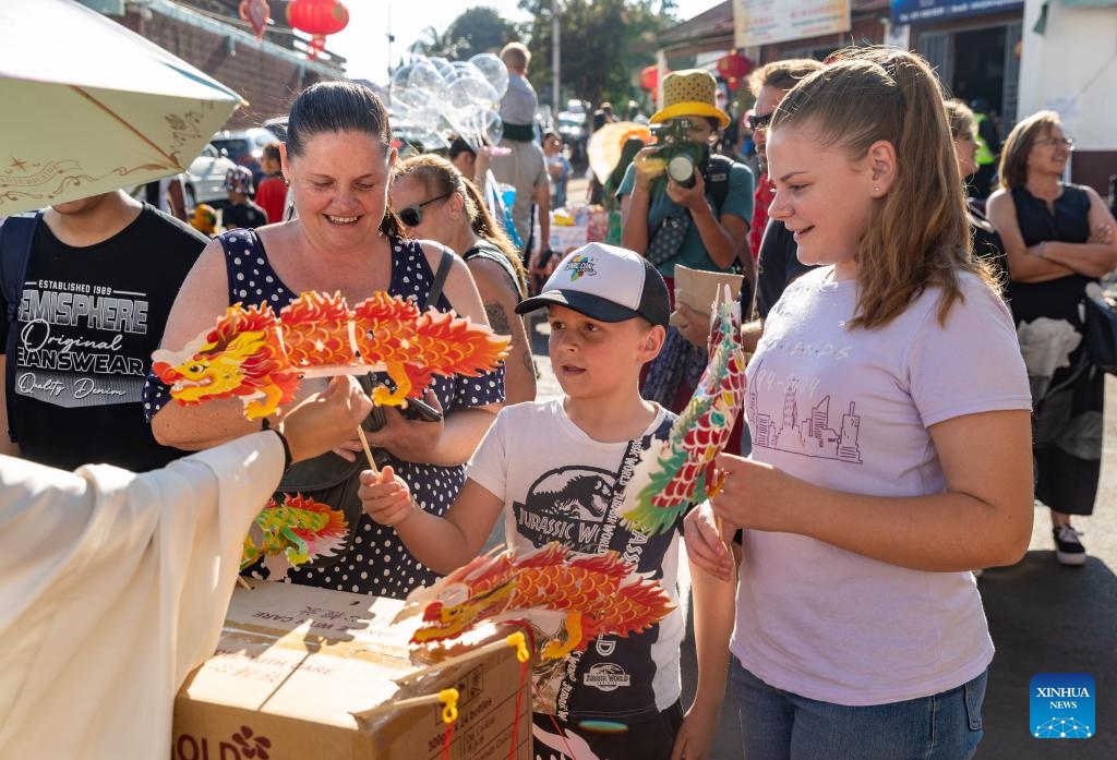 Visitors buy souvenirs at Chinatown in Johannesburg, South Africa, Feb. 17, 2024. A Chinese Lunar New Year Celebration was held here on Saturday.(Photo: Xinhua)