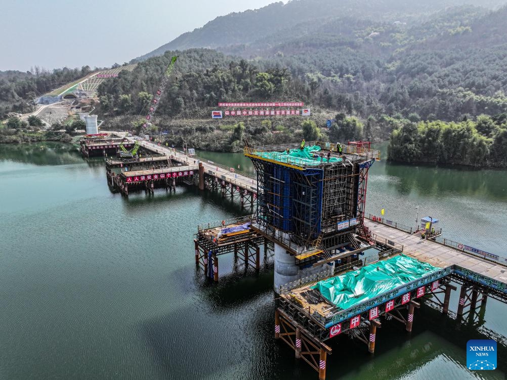 An aerial drone photo shows staff members working at the construction site of the Xuantianhu bridge of the middle line of the Chengdu-Chongqing high-speed railway in southwest China's Chongqing, Feb. 19, 2024. The middle line of the Chengdu-Chongqing high-speed railway will slash the travel time between the two cities to just 50 minutes after completion.(Photo: Xinhua)