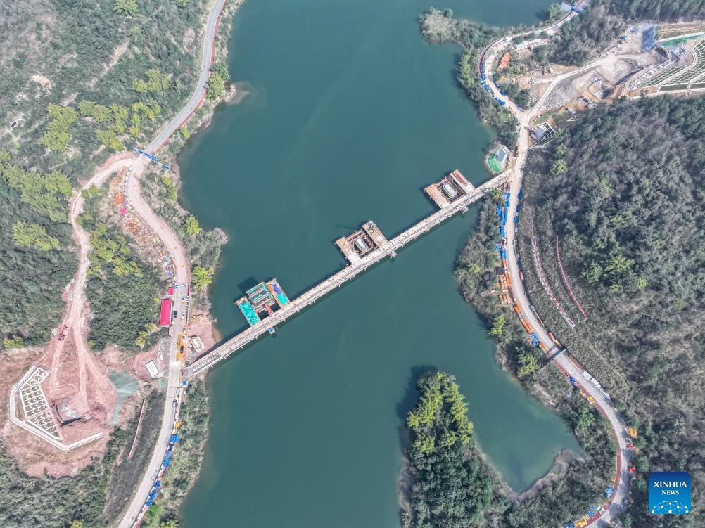 An aerial drone photo shows the construction site of the Xuantianhu bridge of the middle line of the Chengdu-Chongqing high-speed railway in southwest China's Chongqing, Feb. 19, 2024. The middle line of the Chengdu-Chongqing high-speed railway will slash the travel time between the two cities to just 50 minutes after completion.(Photo: Xinhua)