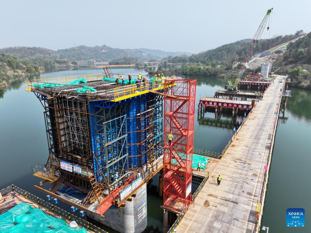 An aerial drone photo shows staff members working at the construction site of the Xuantianhu bridge of the middle line of the Chengdu-Chongqing high-speed railway in southwest China's Chongqing, Feb. 19, 2024. The middle line of the Chengdu-Chongqing high-speed railway will slash the travel time between the two cities to just 50 minutes after completion.(Photo: Xinhua)