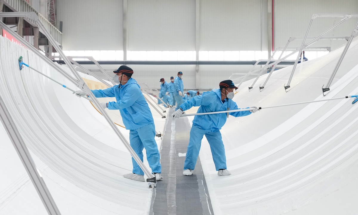 Engineers assemble the MySE292 offshore ultra large wind turbine blade at an equipment industrial base in South China's Hainan, on February 27, 2024. Photo: VCG