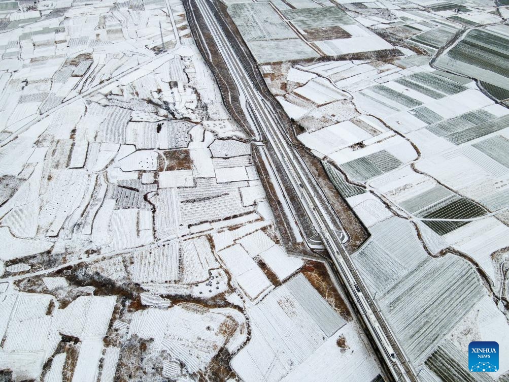 An aerial drone photo taken on Feb. 21, 2024 shows the snow scenery of fields in Pingyi County of Linyi, east China's Shandong Province. Various parts of China received snowfalls in recent days.(Photo: Xinhua)