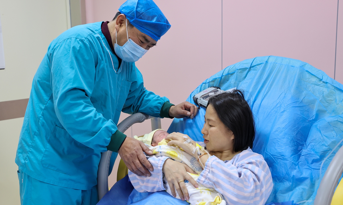A couple hold their newly born 'dragon' baby in the Wuxi Yihe Obstetrics and Hynecology Hospital on February 10, 2024. Photo: VCG
