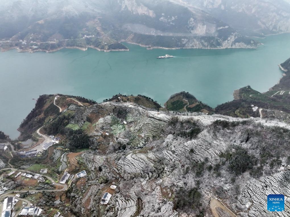 An aerial drone photo taken on Feb. 21, 2024 shows a ship sailing on the Zigui section of the Yangtze River in Yichang, central China's Hubei Province. Various parts of China received snowfalls in recent days.(Photo: Xinhua)