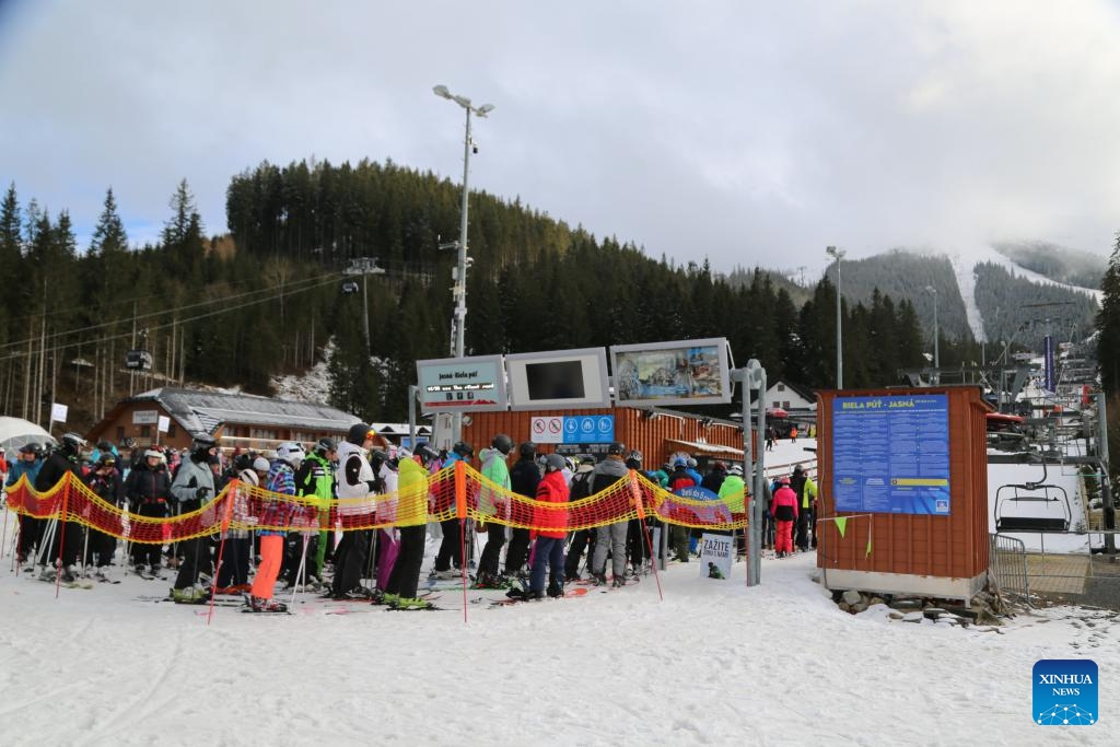 People wait for cable cars at a winter sports resort in Jasna, Slovakia, Feb. 21, 2024. Jasna greeted lots of visitors to enjoy skiing and snowboarding here in February.(Photo: Xinhua)