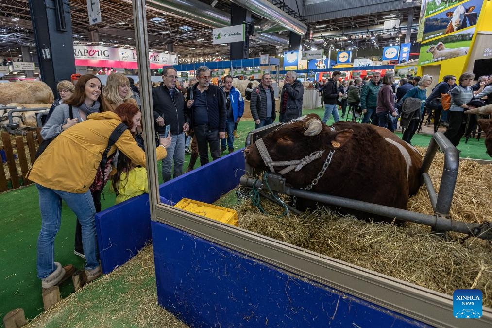 People visit the 60th International Agriculture Fair in Paris, France, Feb. 26, 2024. The fair will last until March 3.(Photo: Xinhua)