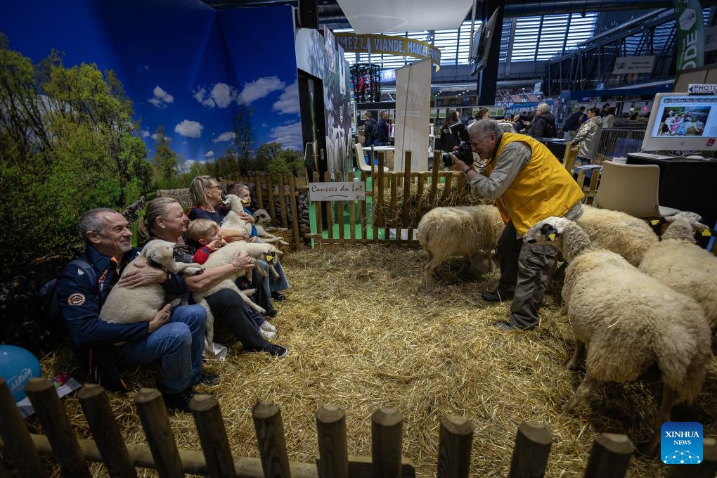 People take photos at the 60th International Agriculture Fair in Paris, France, Feb. 26, 2024. The fair will last until March 3.(Photo: Xinhua)