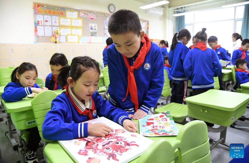 Second-grade students communicate during their first class of new semester at Zhongguancun No. 4 Primary School of Haidian District in Beijing, capital of China, Feb. 26, 2024. The new semester for primary and secondary schools kicked off in many parts of China on Monday.(Photo: Xinhua)