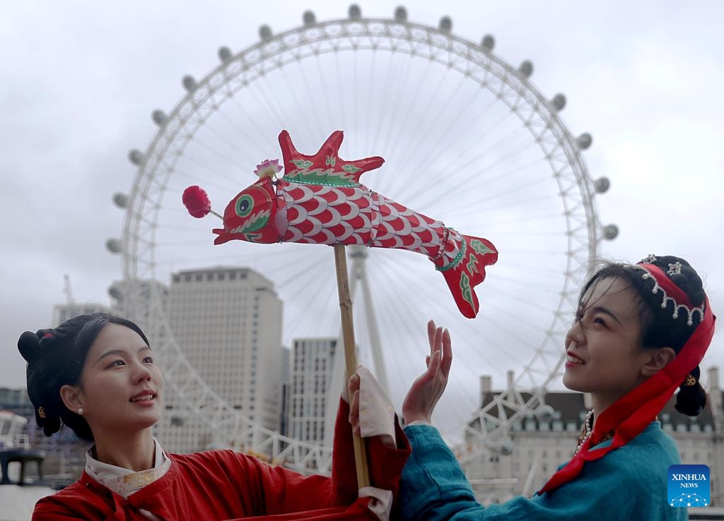 Hanfu enthusiasts display Hanfu in front of the London Eye in London, Britain, Feb. 25, 2024. Hanfu enthusiasts wearing Hanfu, a style of clothing traditionally worn by the Han people, introduced Chinese traditional culture to local people and visitors in London on Sunday.(Photo: Xinhua)