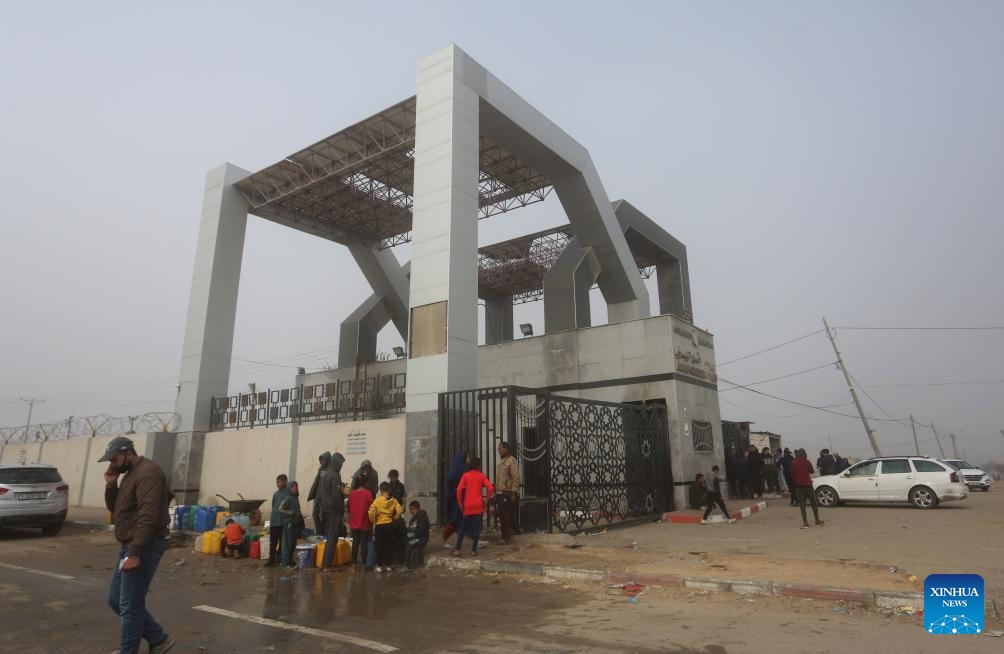 People wait to leave for Egypt via the Rafah crossing in the southern Gaza Strip, Feb. 25, 2024.(Photo: Xinhua)