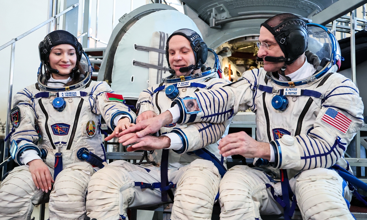 

Members of the backup crew of the 21st visiting expedition to the International Space Station, American astronaut Donald Pettit, Russian cosmonaut Ivan Vagner and Belarusian cosmonaut Anastasia Lenkova (right to left) undergo comprehensive qualification training at the Yuri Gagarin Cosmonaut Training Centre in Zvyozdny Gorodok (Star City), 25km northeast of Moscow. Photo: VCG