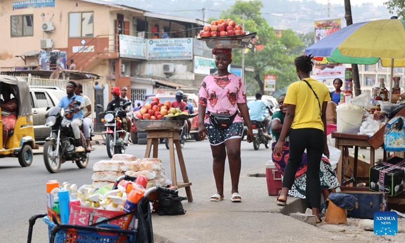 A vendor sells fruits in Freetown, Sierra Leone, Feb. 20, 2024.(Photo: Xinhua)