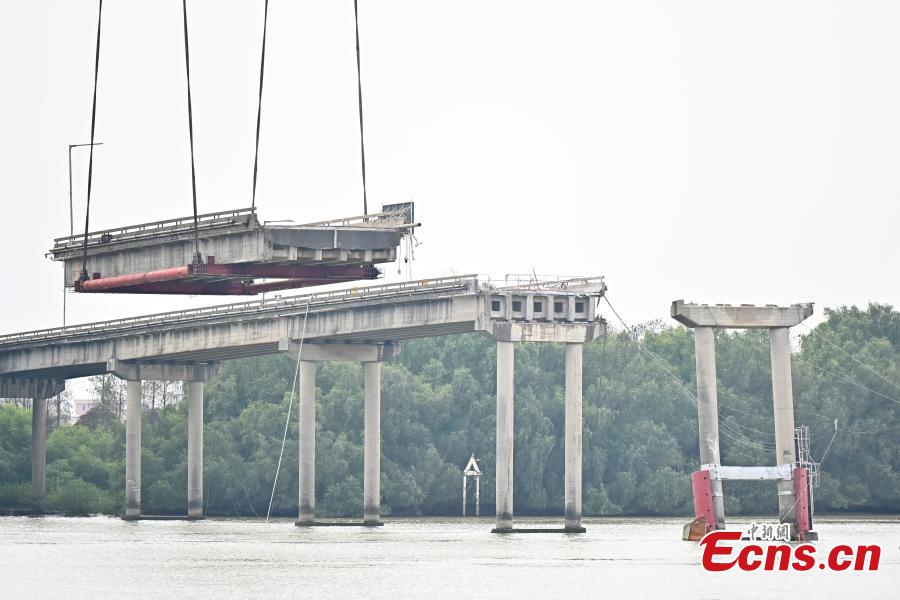 Demolition work is underway at the collision site of Lixinsha Bridge in Nansha District of Guangzhou, south China's Guangdong Province, Feb. 27, 2024.(Photo: China News Service)