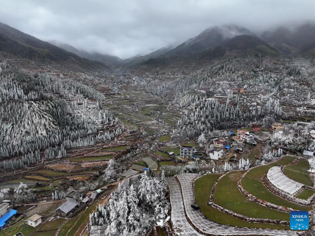 An aerial drone photo taken on Feb. 28, 2024 shows the snow scene in Dayuan Village of Quanzhou County, south China's Guangxi Zhuang Autonomous Region. Affected by a cold front, terraces in Dayuan Village were covered by ice and snow.(Photo: Xinhua)