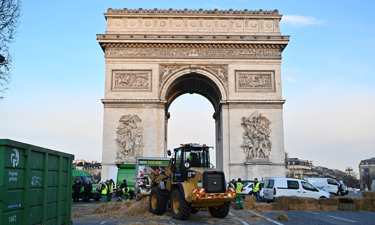 City workers clear the blocked road in front of the Arc de Triomphe on the Champs-Elysees after a protest by the French farmers' union in Paris, France on March 1, 2024. Farmers across Europe have been protesting for weeks over what they say are excessively restrictive environmental rules, competition from cheap imports from outside the EU and low incomes. Photo: VCG