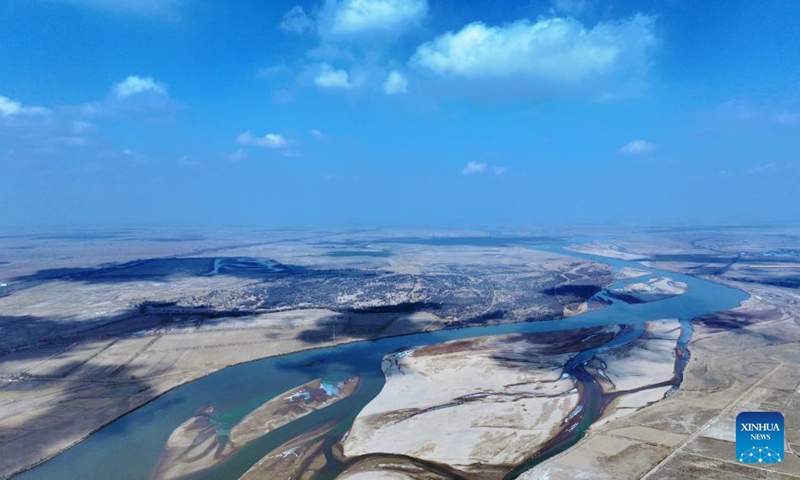 An aerial drone photo taken on March 1, 2024 shows the scenery at a section of the Yellow River in northwest China's Ningxia Hui Autonomous Region. With the temperature rising, the ice in Ningxia section of the Yellow River has been gradually melting. Flocks of migratory birds fly over the tidal-flat area and the turquoise water, adding a touch of vitality to the spring scenery. (Photo: Xinhua)