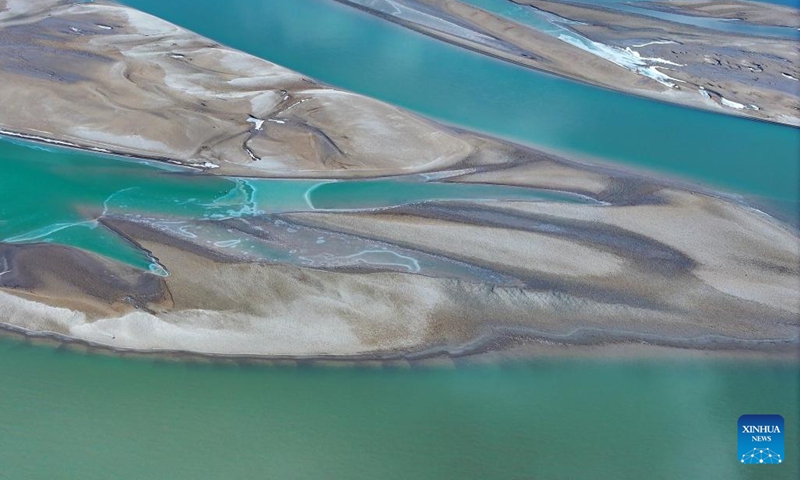 An aerial drone photo taken on March 1, 2024 shows the scenery at a section of the Yellow River in northwest China's Ningxia Hui Autonomous Region. With the temperature rising, the ice in Ningxia section of the Yellow River has been gradually melting. Flocks of migratory birds fly over the tidal-flat area and the turquoise water, adding a touch of vitality to the spring scenery. (Photo: Xinhua)