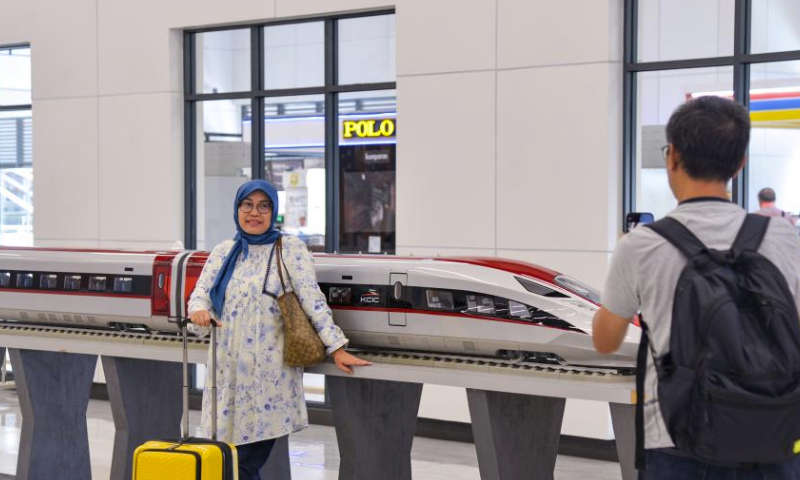 A passenger poses for photos with a model of a high-speed electrical multiple unit (EMU) train of the Jakarta-Bandung high-speed railway in the waiting hall at Halim Station in Jakarta, Indonesia, March 17, 2024.

On Sunday, Indonesia's Jakarta-Bandung High-Speed Railway was put into commercial operation for 5 months. The railway continues to provide passengers with convenient and fast travel services and has become a popular means of transportation for local people for daily commuting and vacations. (Xinhua/Xu Qin)