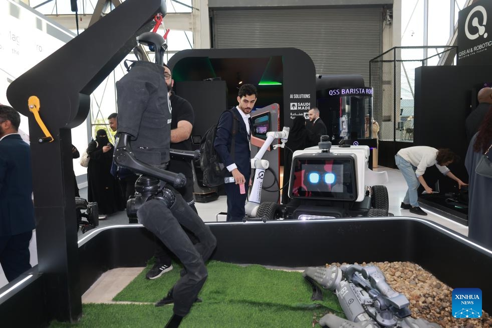 A visitor looks at a robot at the LEAP 2024 in Riyadh, Saudi Arabia, on March 4, 2024. The LEAP Tech Conference 2024 kicked off here on Monday, aiming to attract 11.9 billion U.S. dollars in investments, according to the press release issued by the organizing committee.(Photo: Xinhua)